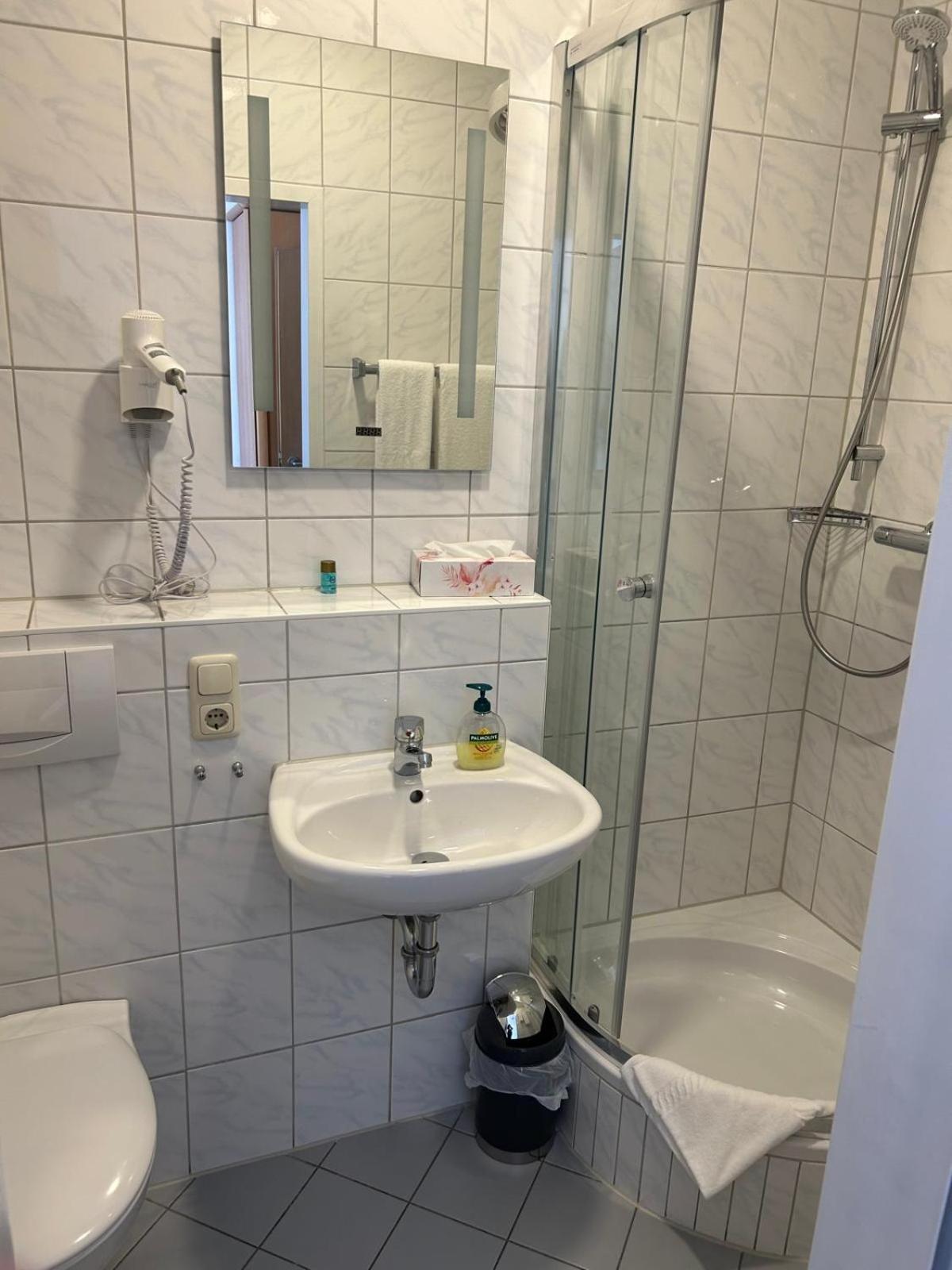 Hotel-Gasthof Zur Krone Waldaschaff Exteriör bild